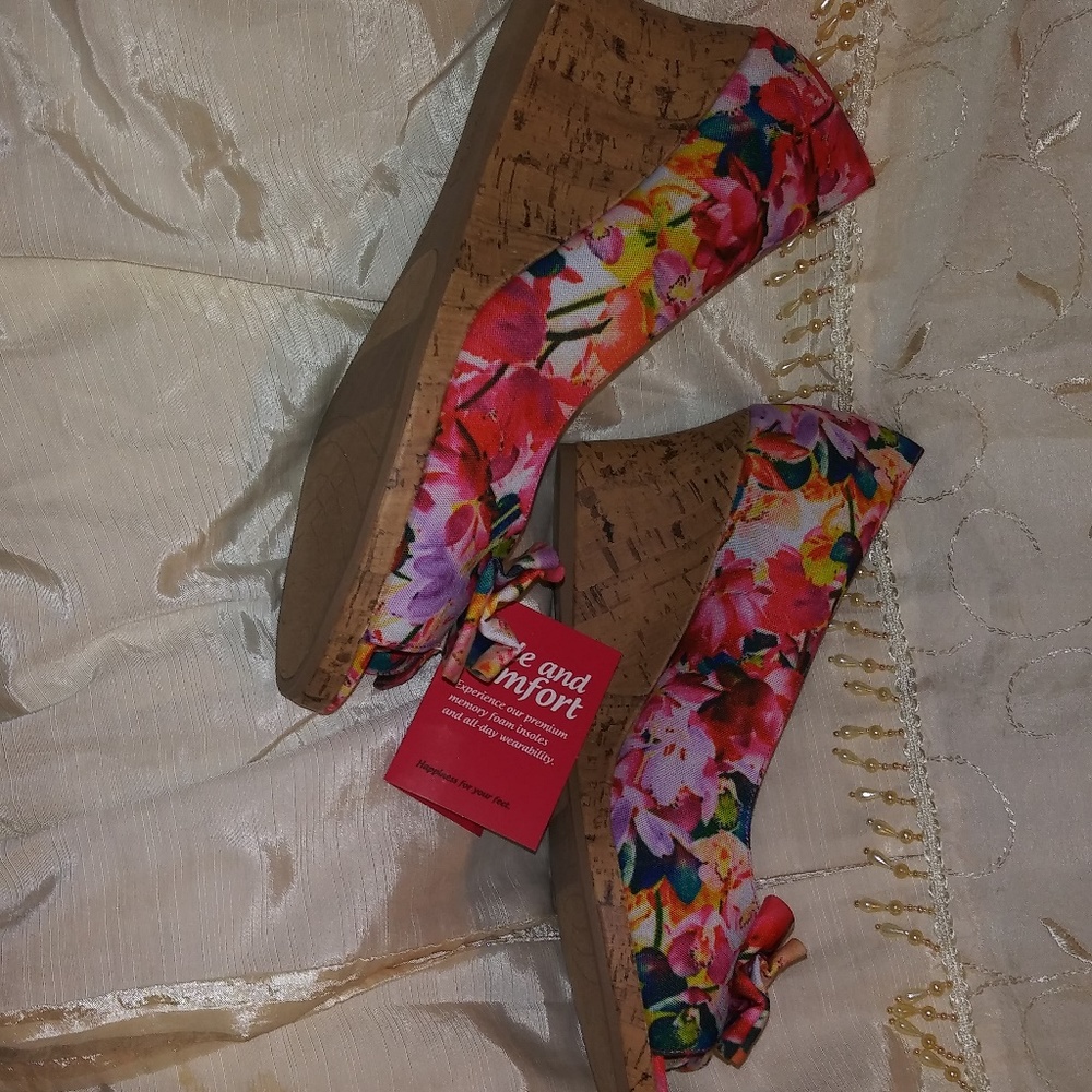 DexFlex Comfort Pink Floral Cork Wedge - Picture 2 of 4